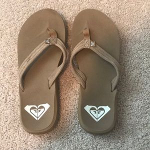 Roxy tan flip flops